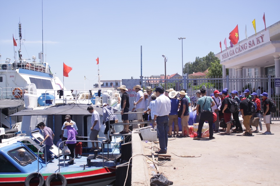 Giảm giá vé tàu cho người dân, cán bộ huyện đảo Lý Sơn - 1
Từ ngày 24/8, người dân và cán bộ công tác tại huyện đảo Lý Sơn được giảm giá vé tàu tuyến Sa Kỳ - Lý Sơn và ngược lại.