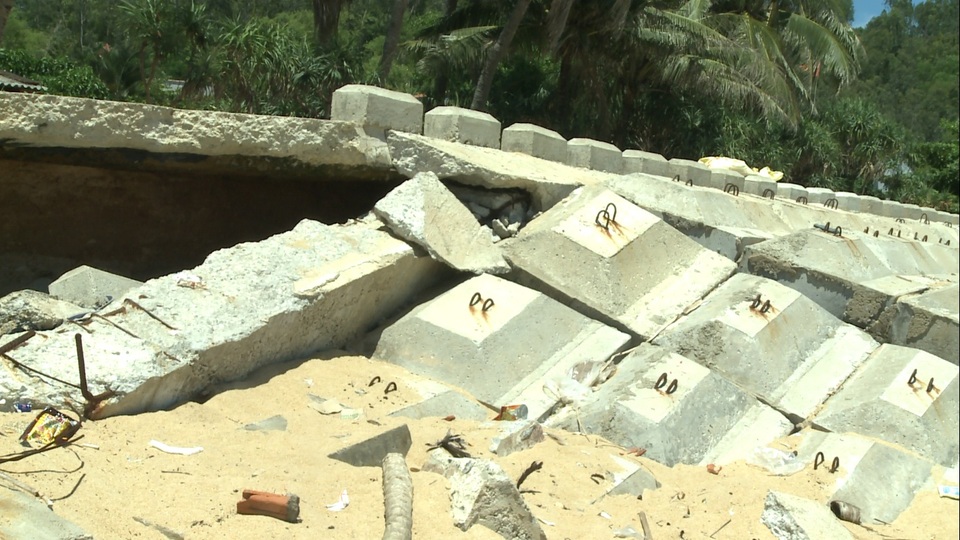 Kè chống sạt lở 15 tỷ đồng chưa nghiệm thu đã... hỏng - 1 Tuyến kè biển 15 tỷ đồng vỡ nát dù chưa được nghiệm thu đưa vào sử dụng