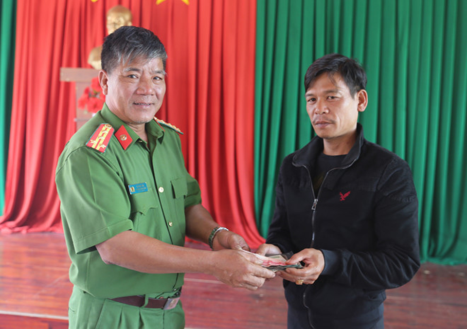 Anh Sơn nhận lại tài sản từ lãnh đạo phòng PK 21