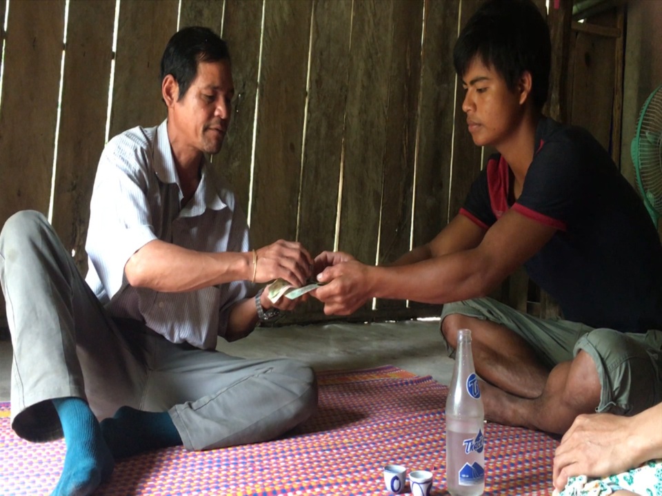 Bắt quả tang thầy cúng chữa bệnh bằng... miệng - 1 Đối tượng Đinh Văn Ngâu (bên trái) lấy 1 triệu đồng sau 2 lần hút độc
