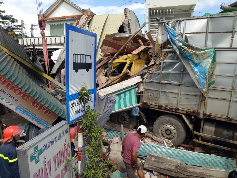 Xe tải tông sập 4 căn nhà, một phụ nữ mắc kẹt - 1 Phần phía trước 4 nhà dân bị sập sau cú tông của xe tải chở gỗ dăm
