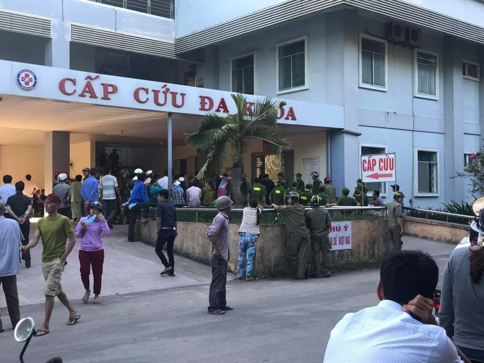 Thực hư chuyện bệnh nhân còn sống bị đưa vào nhà xác - 1 Người nhà nạn nhân T. gây áp lực tại bệnh biện vì cho rằng nạn nhân vẫn còn sống khi được đưa vào nhà xác
