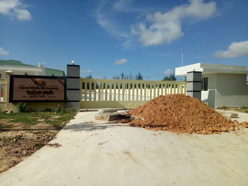 Người dân "cấm cửa" nhà máy gây ô nhiễm - 1 Người dân đổ đất chặn lối vào nhà máy sản xuất thức ăn gia súc Quảng Ngãi.