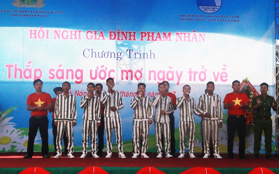 Hơn 1000 phạm nhân được “thắp sáng ước mơ ngày trở về” - 1 Các phạm nhân cùng giao lưu văn hóa văn nghệ, gặp gỡ thân nhân và đối thoại, gửi lời xin lỗi với người bị hại