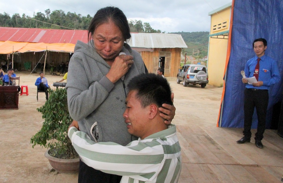 “Nghịch tử” đổ thuốc độc mưu sát mẹ và cuộc đoàn tụ đẫm nước mắt - 1 Hình ảnh Huấn ôm chặt mẹ khóc nức nở gây xúc động cho nhiều người