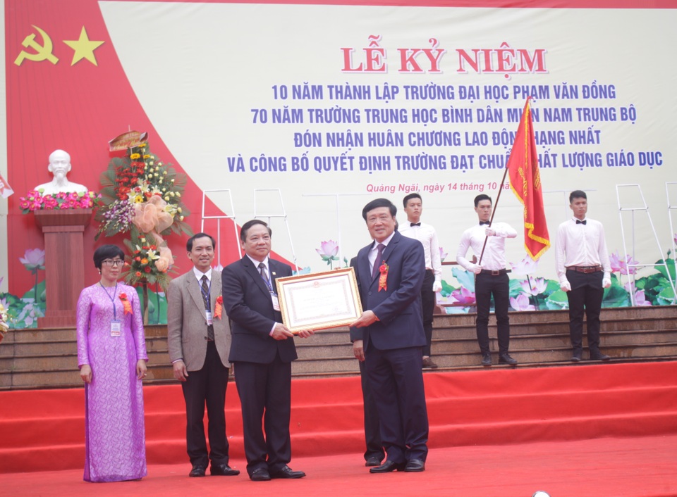 Trường Đại học Phạm Văn Đồng đón nhận Huân chương Lao động hạng Nhất - 1 Bí thư Trung ương Đảng - Chánh án Tòa án Nhân dân tối cao Nguyễn Hòa Bình trao Huân chương Lao động hạng Nhất cho trường ĐH Phạm Văn Đồng