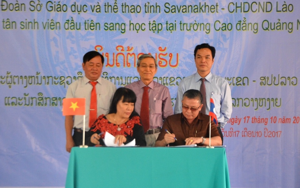 Tiếp đón 97 tân sinh viên Lào nhập học tại trường Cao đẳng Quảng Ngãi - 1 Lãnh đạo trường Cao đẳng Quảng Ngãi và Sở GD & TT tỉnh Savannaket ký biên bản bàn giao sinh viên