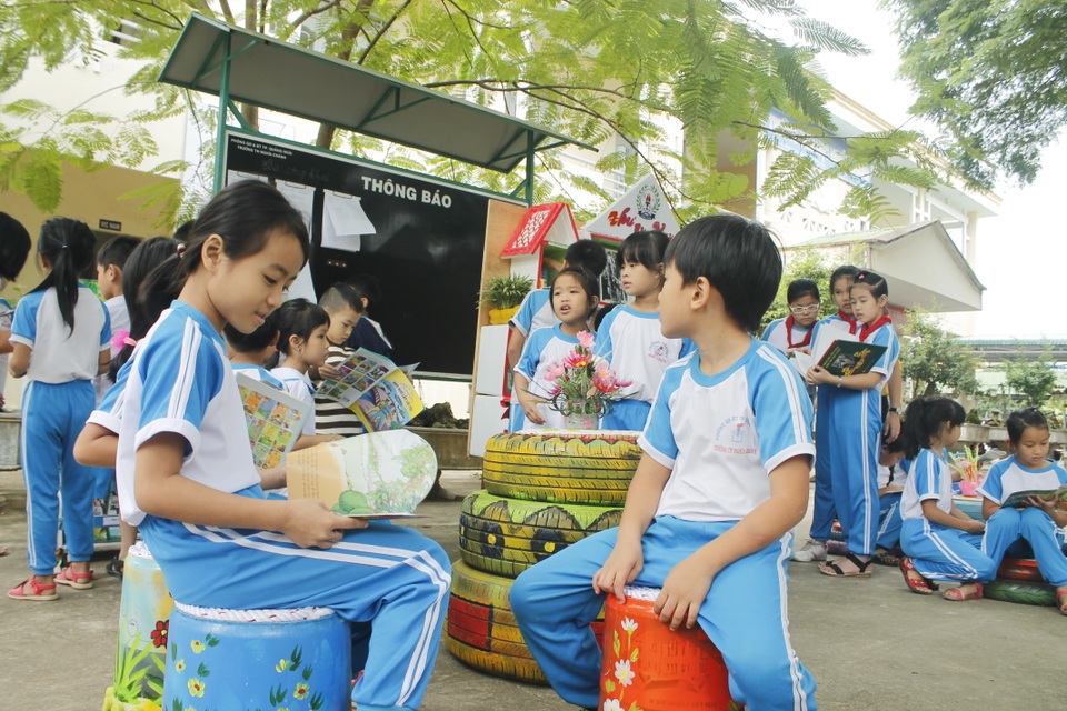 Thư viện lưu động làm từ vật liệu phế thải thu hút học sinh - 1 Thư viện lưu động làm từ vật liệu phế thải thu hút học sinh - 1