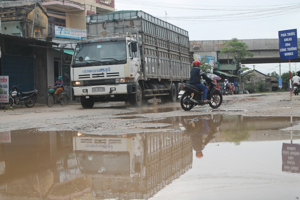 Xe công trình "băm nát" quốc lộ - 1 Mặt đường quốc lộ biến thành những ao nước lớn.