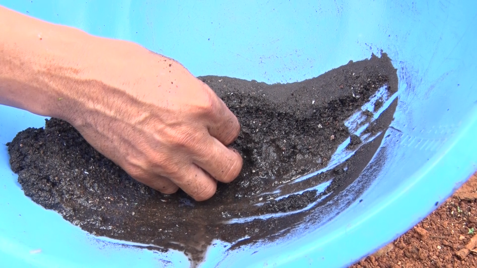 Phân bón lẫn tạp chất khiến nông dân hoang mang