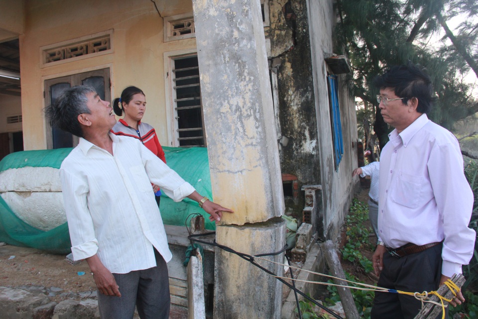 Khảo sát tình trạng sạt lở bờ biển đe dọa nhà dân - 1 Tỉnh Quảng Ngãi kiểm tra tình trạng sạt lở bờ biển gây nguy hiểm cho nhà dân tại thôn Lệ Thủy, xã Bình Trị