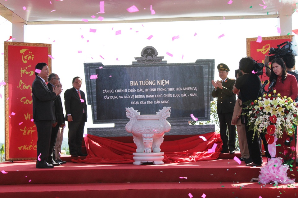 Các đại biểu thực hiện nghi thức đặt Bia tưởng niệm