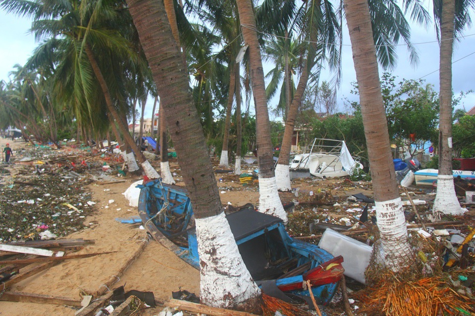 Hiện trường khu vực cầu cảng tổ 9 sau khi cơn bão đi qua