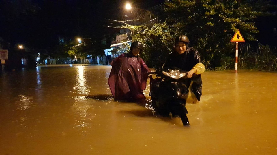 Lũ lớn lại đổ về Quảng Ngãi - 1 Lũ trên sông Trà Khúc dâng cao nhấn chìm một số xã vùng hạ lưu, chia cắt tuyến QL 24B (Ảnh chụp lúc 23h ngày 6/11 tại xã Tịnh An, TP. Quảng Ngãi)