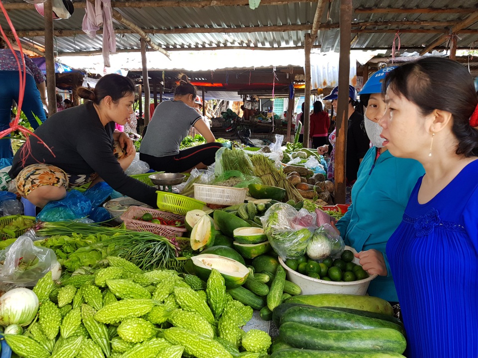 Miền Trung: Mưa lũ kéo dài, giá rau xanh tăng phi mã - 1 Tại Phú Yên, giá các loại rau xanh tăng từ 30% - 50% so với trước khi mưa bão