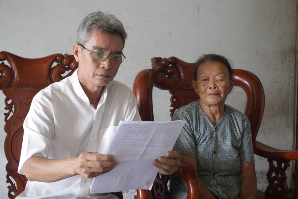 Quảng Ngãi: Cụ bà 87 tuổi mòn mỏi chờ nhận Huy chương kháng chiến chống Mỹ hạng Nhì - 1 Bà Trương Thị Tươi và ông Đặng Hồng Thái trình bày vụ việc với phóng viên