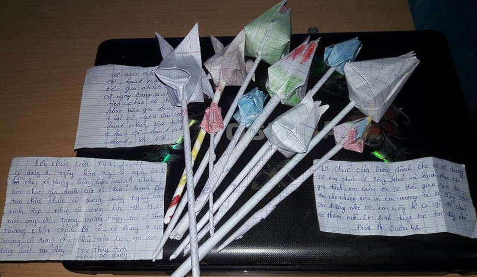 
Hoa và thiệp mừng những thầy cô giáo vùng cao Sơn Tây (Quảng Ngãi) nhận được trong ngày Nhà giáo Việt Nam 20/11. (Ảnh: NVCC)
