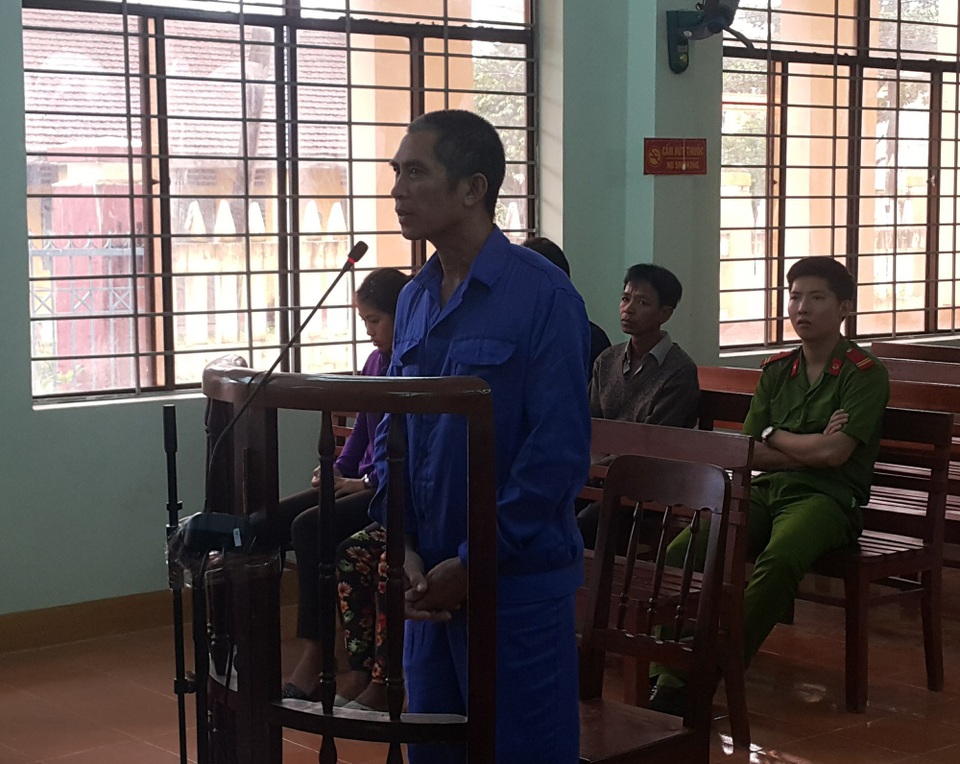 Bị ngăn nhậu, chồng đâm thủng tim vợ - 1 Đối tượng Phạm Văn Mê bị tuyên án 4 năm tù vì hành vi đâm vợ gây thương tích
