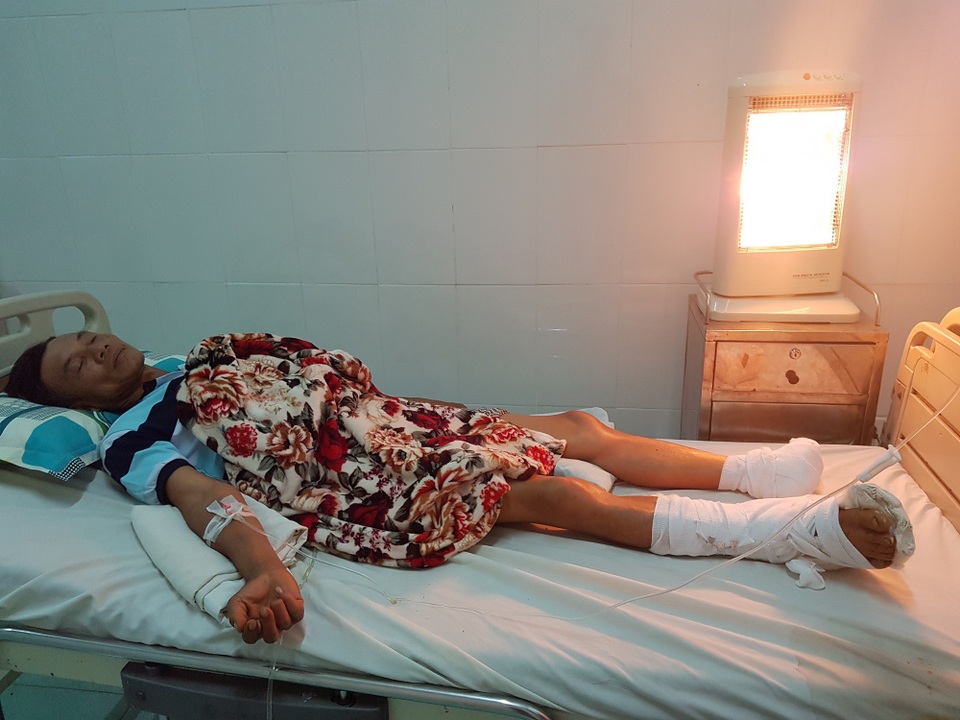 Trong lúc cắt cỏ, ông Diệp bị lưỡi dao cắt lìa hai chân