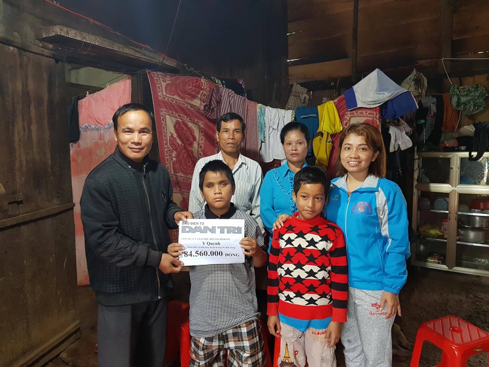 Hai anh em Y Quynh nhận quà của độc giả báo Dân trí