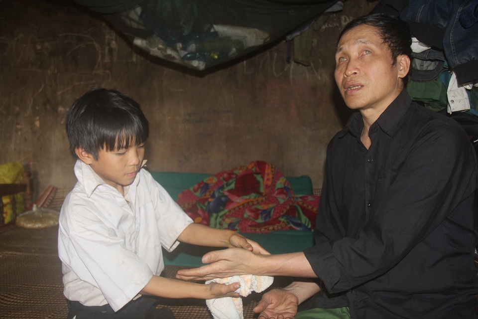 Bố ung thư, ông bị mù, ba đứa trẻ mơ một bữa cơm có thịt - 1 Từ ngày bố mẹ đi viện, Duy trở thành trụ cột trong gia đinh, chăm sóc ông và hai em nhỏ