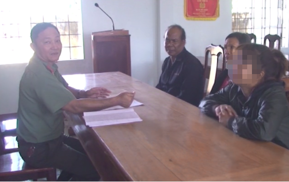 Gia đình tiếp nhận thiếu nữ tại cơ quan công an