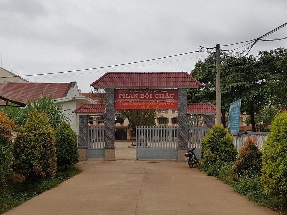 Chưa đóng tiền học thêm, học sinh bị “dọa” cấm thi? - 1
Trường THPT Phan Bội Châu (xã Nam Dong, huyện Cư Jút, tỉnh Đắk Nông) nơi phụ huynh phản ánh thông tin học sinh bị dọa cấm thi vì chưa đóng tiền học thêm.