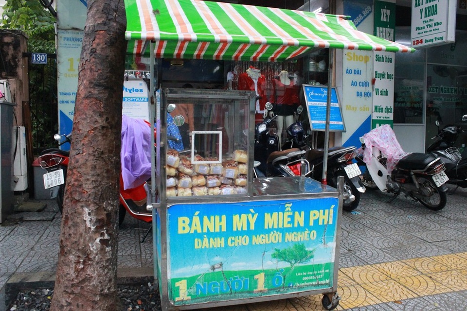 
Tủ bánh mì của chị Phương được đặt trên đường Quang Trung ( Đà Nẵng)
