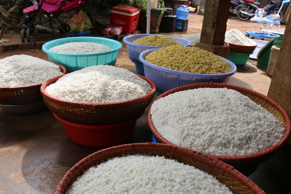 Kiếm trăm triệu nhờ gói 10.000 chiếc bánh chưng dịp Tết - 1 Đậu xanh, nếp Bắc được chuẩn bị từ nhiều ngày trước để gói bánh
