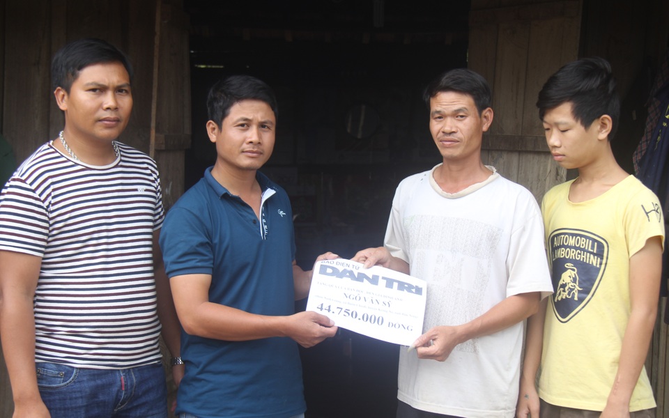 Gần 45 triệu đồng đến với bé trai bị ung thư xin bố mẹ ở nhà chờ chết - 1
Chính quyền địa phương trao tiền hỗ trợ của bạn đọc báo Dân trí tới gia đình anh Ngô Văn Sỹ