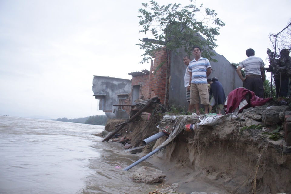 Di dời khẩn cấp 80 người dân vùng sạt lở nguy hiểm - 2