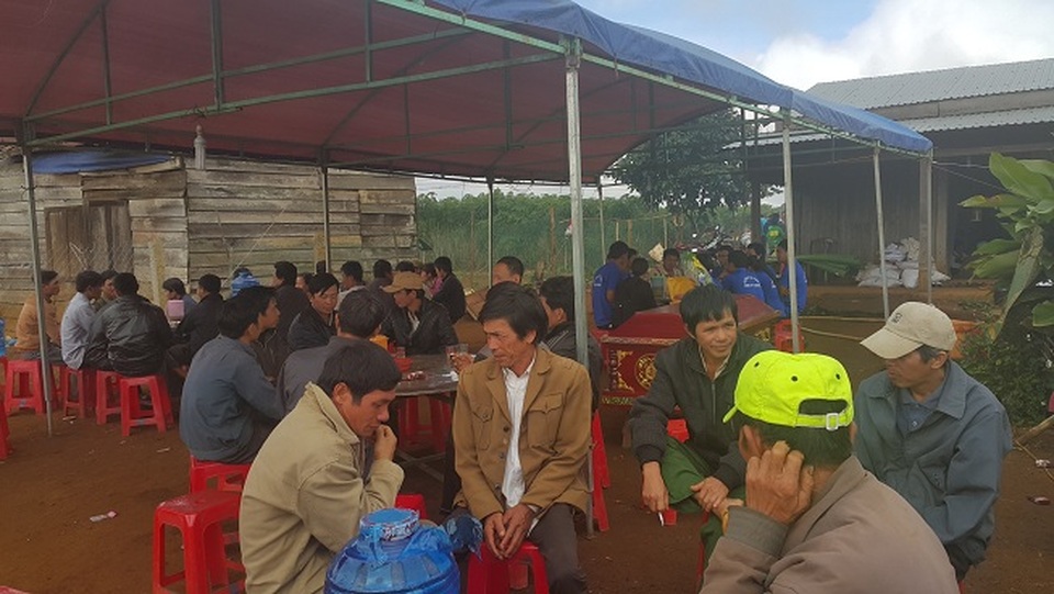 Vụ chìm thuyền ở Đắk Nông: “Giá mà có chiếc cầu...” - 1
Rất đông người dân đến chia sẻ mất mát với gia đình chị Mai