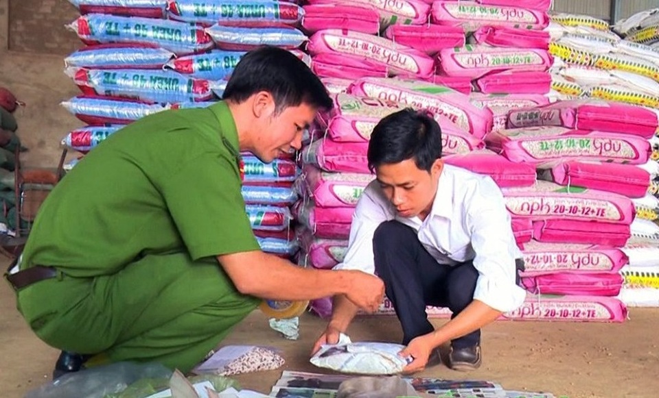 Phát hiện lượng lớn phân bón kém chất lượng, quá hạn chuẩn bị bán ra thị trường - 1
Ngành nông nghiệp Đắk Nông đang thực hiện cao điểm kiểm tra, kiểm soát về quản lý vật tư nông nghiệp, an toàn thực phẩm