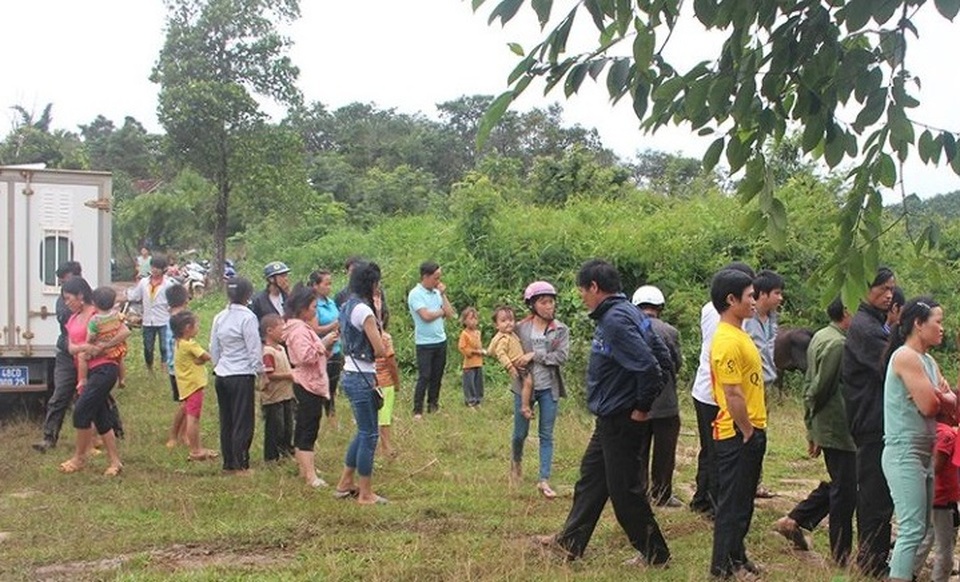 Đi câu cá, bé gái 11 tuổi bị người đàn ông lạ mặt hiếp dâm - 1
Người dân phối hợp với lực lượng chức năng vây bắt nghi phạm hiếp dâm bé gái 11 tuổi (ảnh: CQCA)