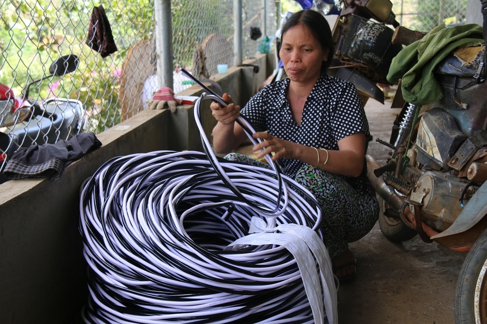 Thôn đèn dầu khát khao có điện đón Tết - 1
Chưa kịp thay thế đường dây dẫn từ tua pin về nhà thì tua pin của bà Thủy đã bị kẻ gian đánh cắp