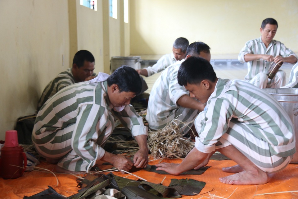 Các phạm nhân và cán bộ trại giam chuẩn bị bánh chưng, bánh tét đón tết