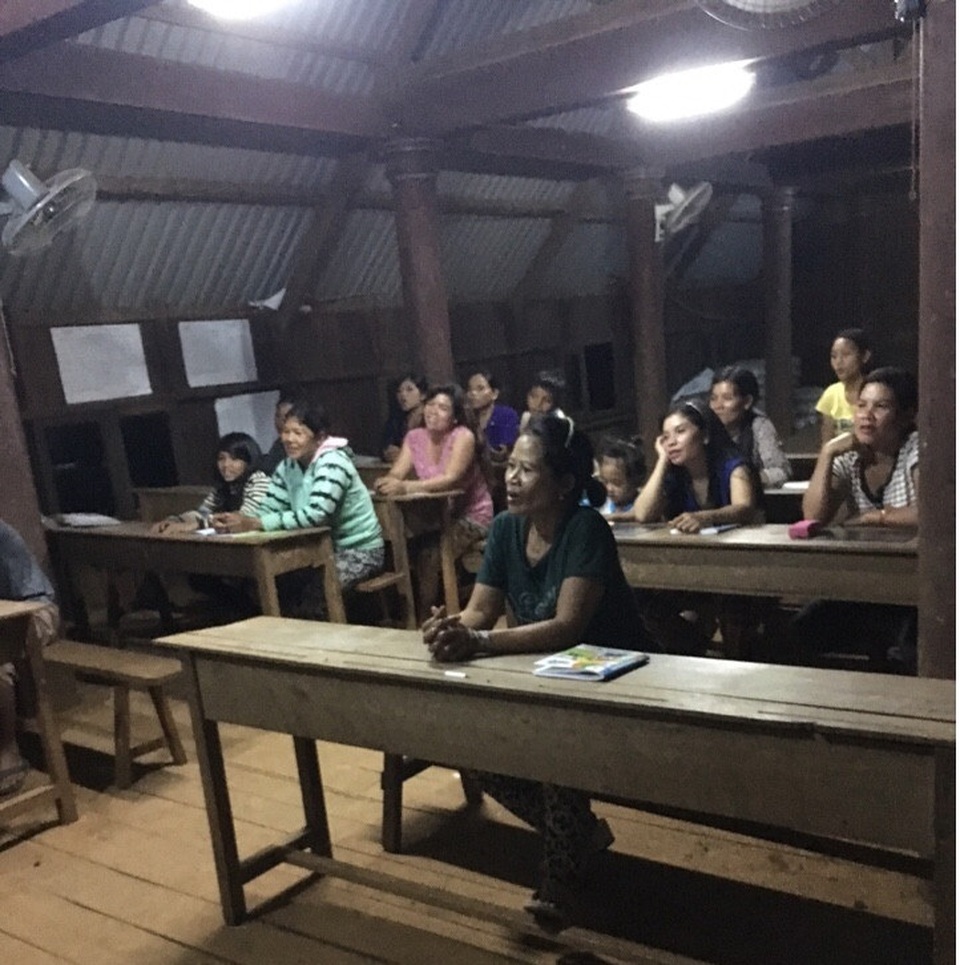 Học sinh U60 sáng lên rẫy, tối chong đèn đi học - 1
Lớp học đặc biệt, học sinh là những nông dân có tuổi đời xấp xỉ 60