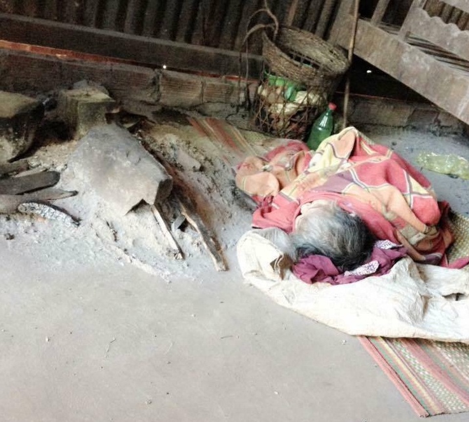 Trước kia chỉ có tấm chăn mỏng nên cụ Ang nằm cạnh bếp lửa để sưởi ấm