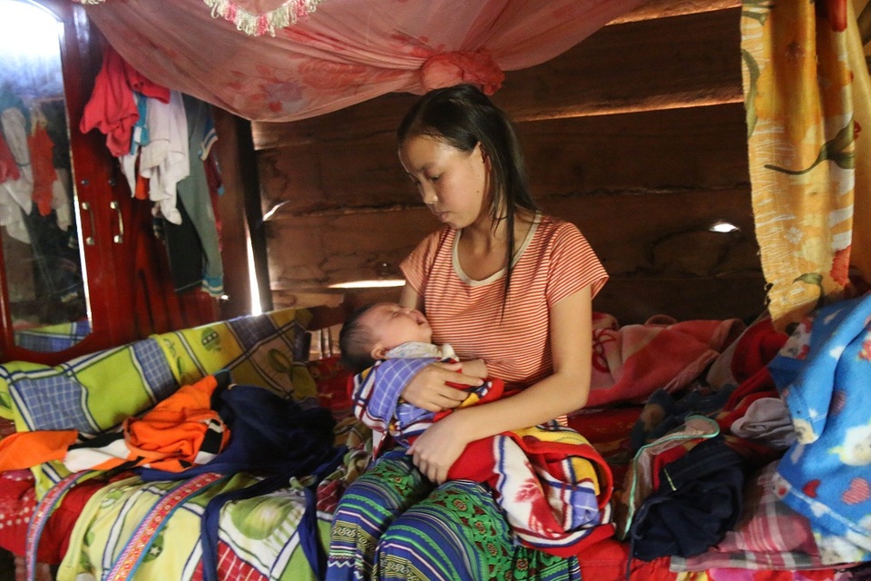 "Lời ru buồn" của ông ngoại tuổi… 30 - 1
Một tháng trước, Dung sinh con trai đầu lòng khi chưa tròn 16 tuổi