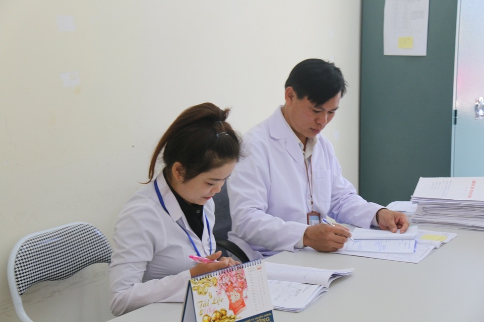 Chuyện áo blouse se duyên cho bệnh nhân nhiễm HIV - 1
Bác sĩ Phú và nhiều y bác sĩ khác từng se duyên cho các cặp đôi nhiễm H đến với nhau