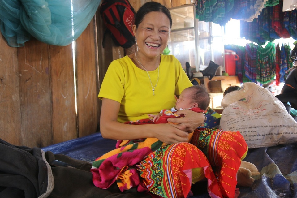 Nơi phụ nữ vẫn giữ thói quen “vượt cạn” tại nhà - 1
Chị Hoa cười tươi sau khi vừa nằm viện trở về vì thiếu máu sau sinh