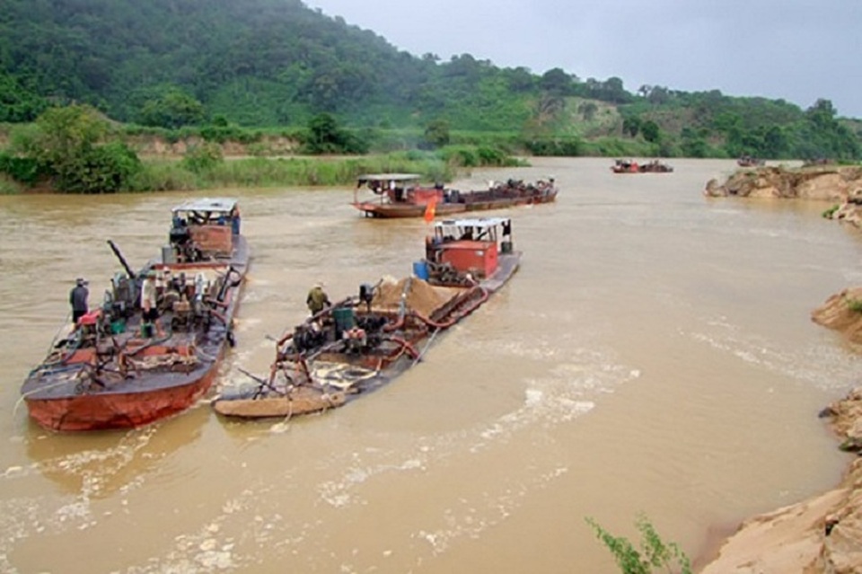 Chủ tịch tỉnh chỉ đạo thanh tra hoạt động khai thác cát - 1
Nhiều sà lan hút cát hoạt động tại sông Krông Nô đoạn qua xã Quảng Phú