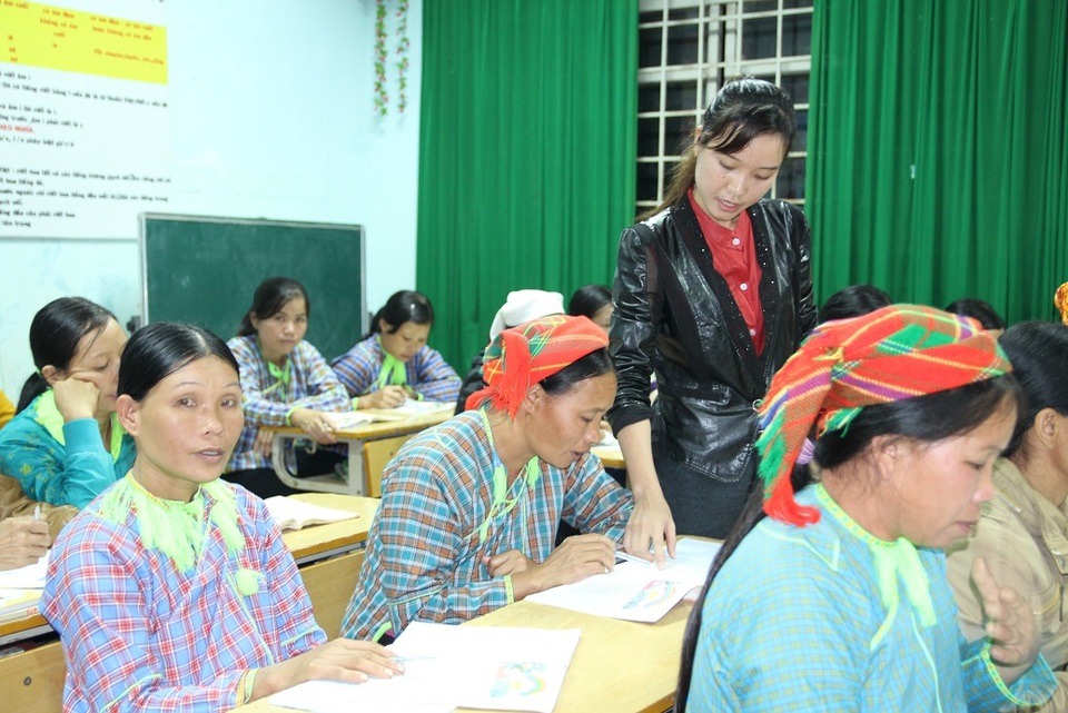 Trang giáo án đặc biệt của lớp học giữa rừng - 1
Cứ mỗi khi học sinh bước vào năm học mới, người già, người chưa biết chữ lại rủ nhau đến nhà văn hóa cộng đồng học chữ