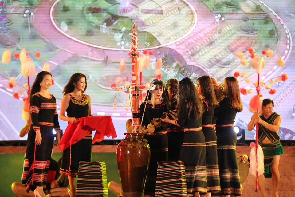 Ngân vang âm thanh của đại ngàn Tây Nguyên - 1 Mở đầu chương trình là tiết mục tái hiện Lễ mời bạn của đồng bào Ê Đê