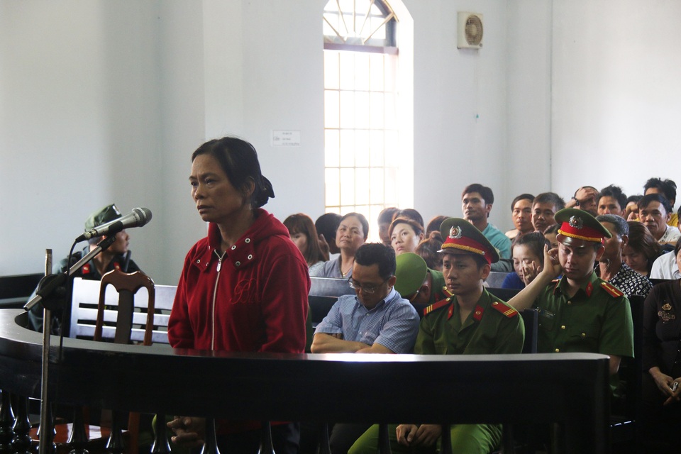 Vụ xét xử người nổi tiếng tố cáo tham nhũng: Nước mắt của những người mẹ - 1 Vì thương con mà bà Tý phải đứng trước vành móng ngựa vì tội đưa hối lộ