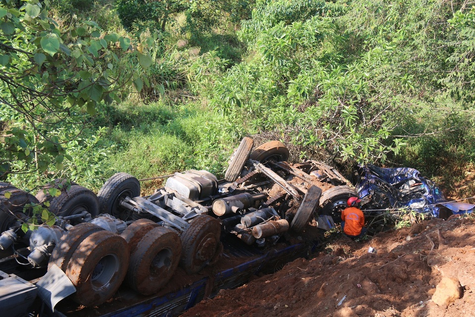 
Chiếc xe nông sản nát bét đầu sau khi rơi xuống vực
