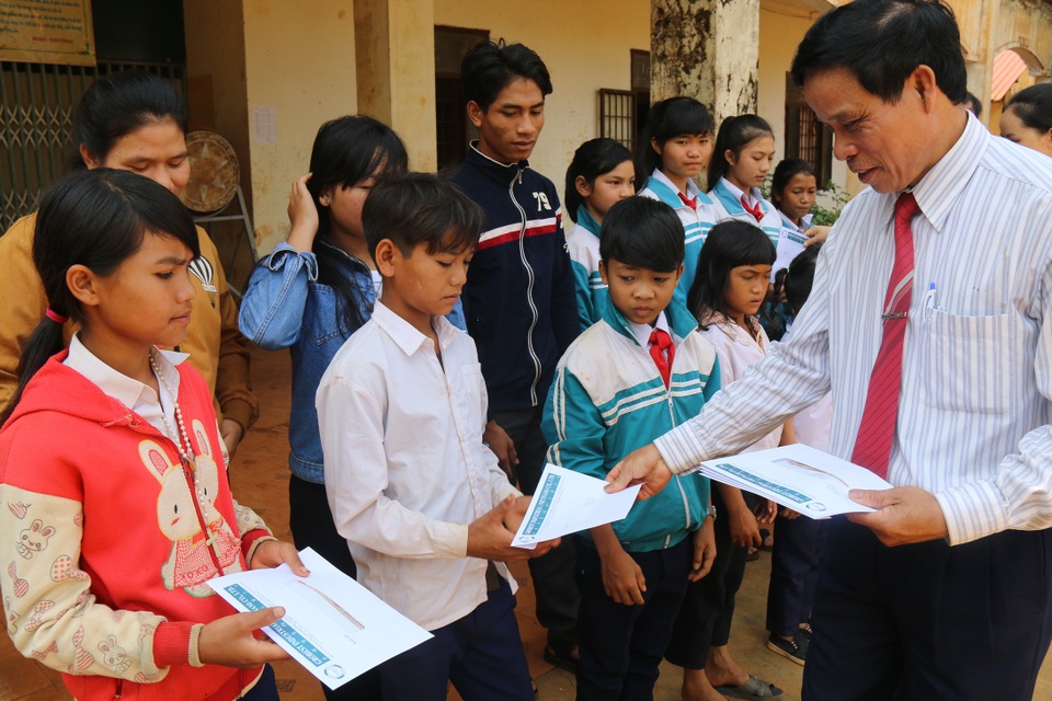 Đắk Nông: Niềm vui của những học sinh lần đầu nhận học bổng Grobest - 1 45 suất học bổng được trao đến các em học sinh nghèo tại huyện Tuy Đức