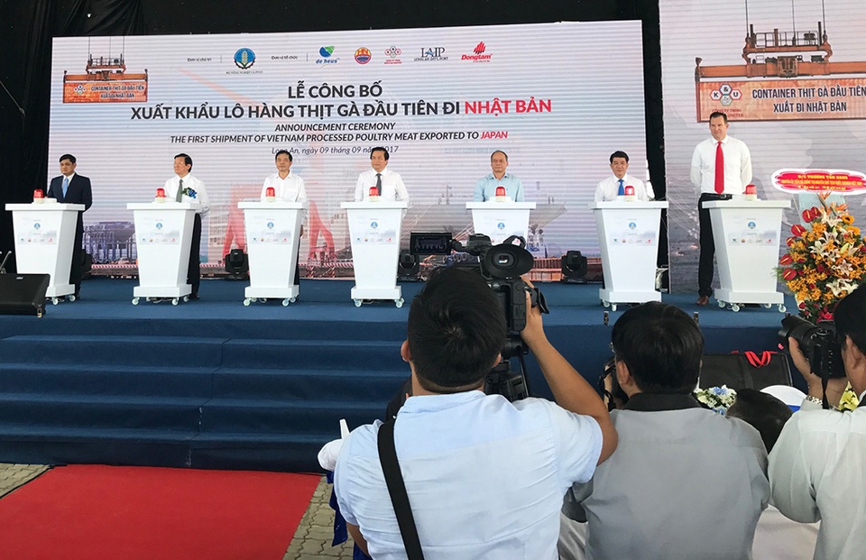 Lô hàng thịt gà đầu tiên của Việt Nam xuất đi Nhật Bản - 1 Nguyên Chủ tịch nước Trương Tấn Sang và Bộ trưởng Bộ NN&PTNN đã khởi động xuất lô hàng thịt gà đầu tiên đi Nhật
