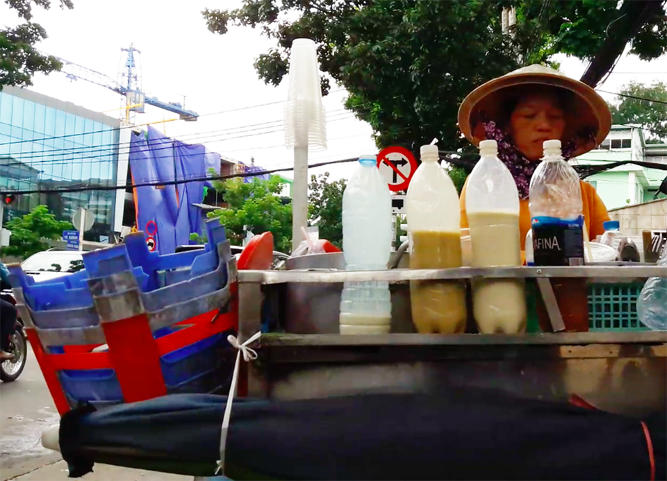 
Sữa đậu nành giá rẻ được bày bán tràn lan quanh các bệnh viện, trường học
