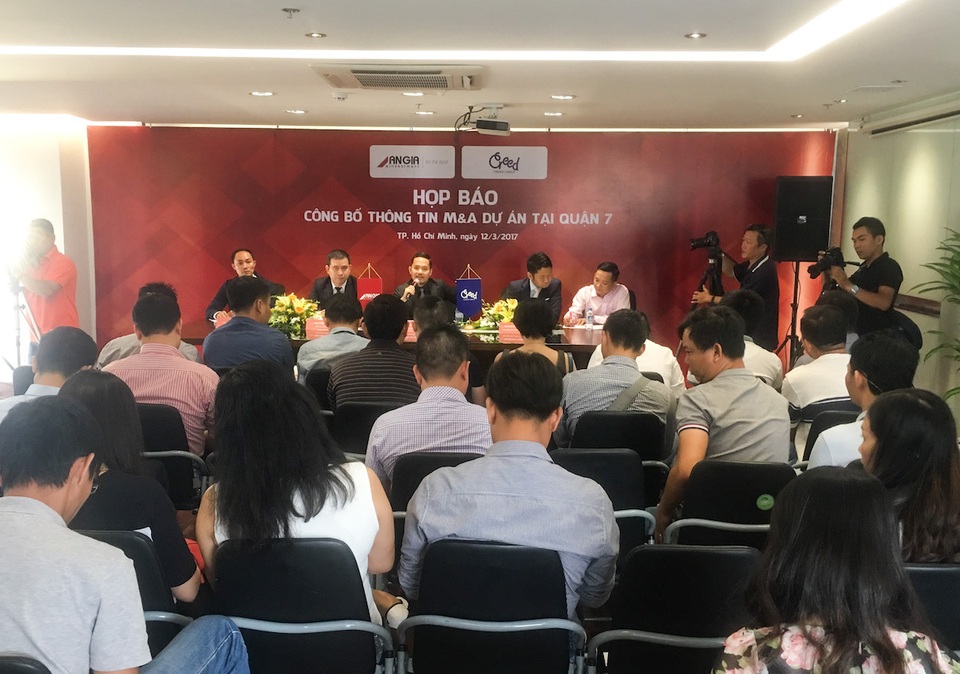 Những cái “bắt tay” làm hồi sinh dự án trùm mền - 1
Toàn cảnh buổi họp báo về việc An Gia Investment và Quỹ đầu tư Creed Group (Nhật Bản) lại vừa hoàn tất mua tiếp phần còn lại của dự án Lacasa thuộc tập đoàn Vạn Phát Hưng